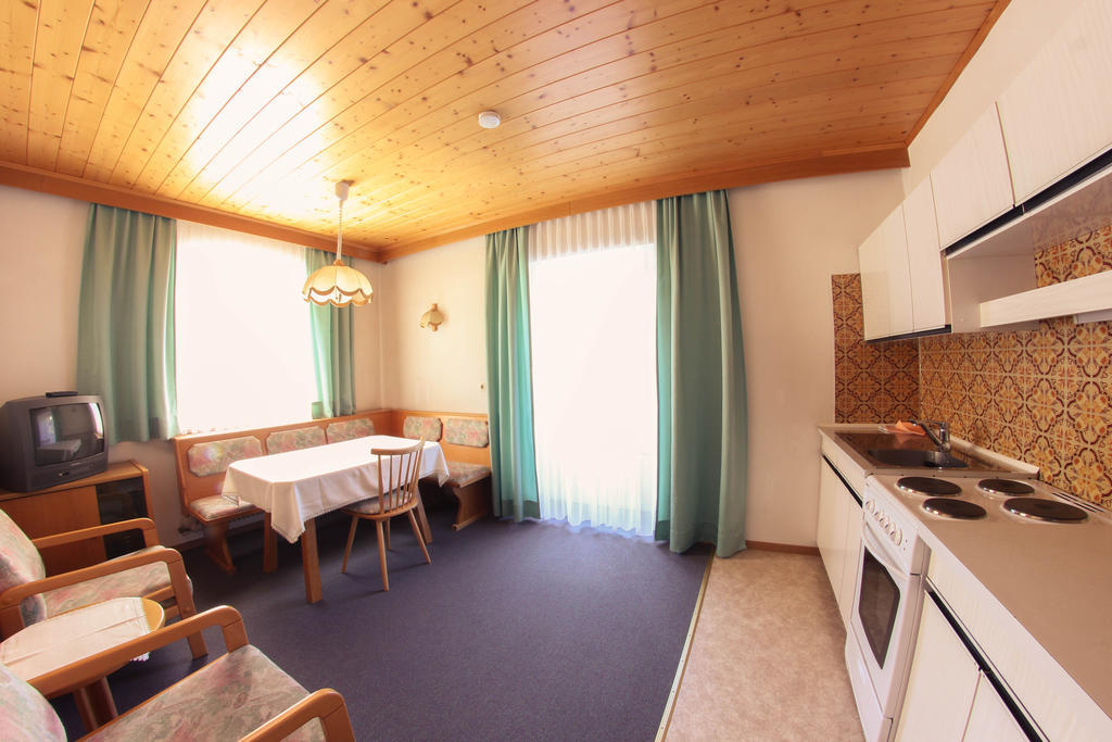 Pension Kroell Sankt Jakob in Defereggen Esterno foto